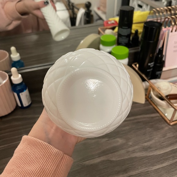 Milk glass vase - Picture 2 of 2